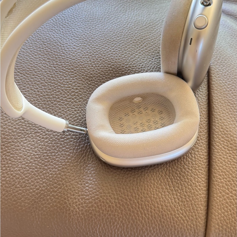 Apple Silver Airmax Headphones - Picture 2 of 5
